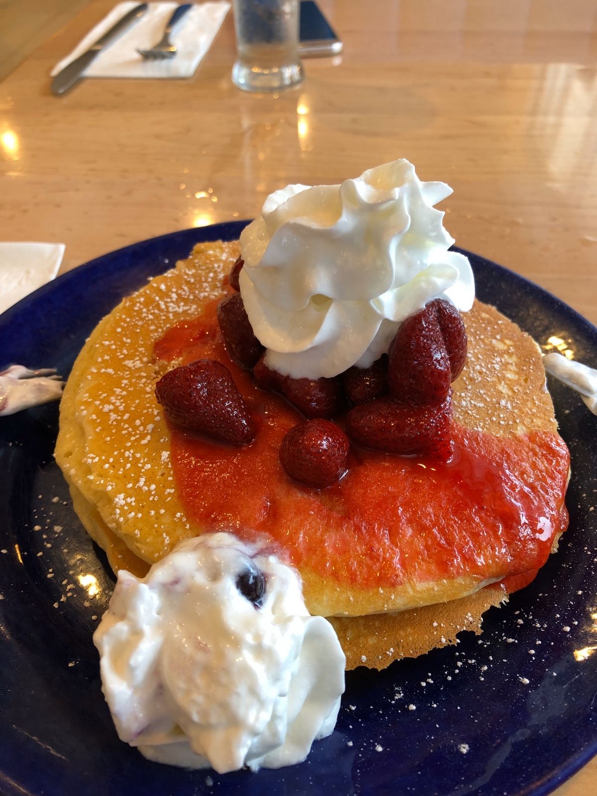 1枚目、mango sixのマンゴースムージーとストロベリースムージー。レ...