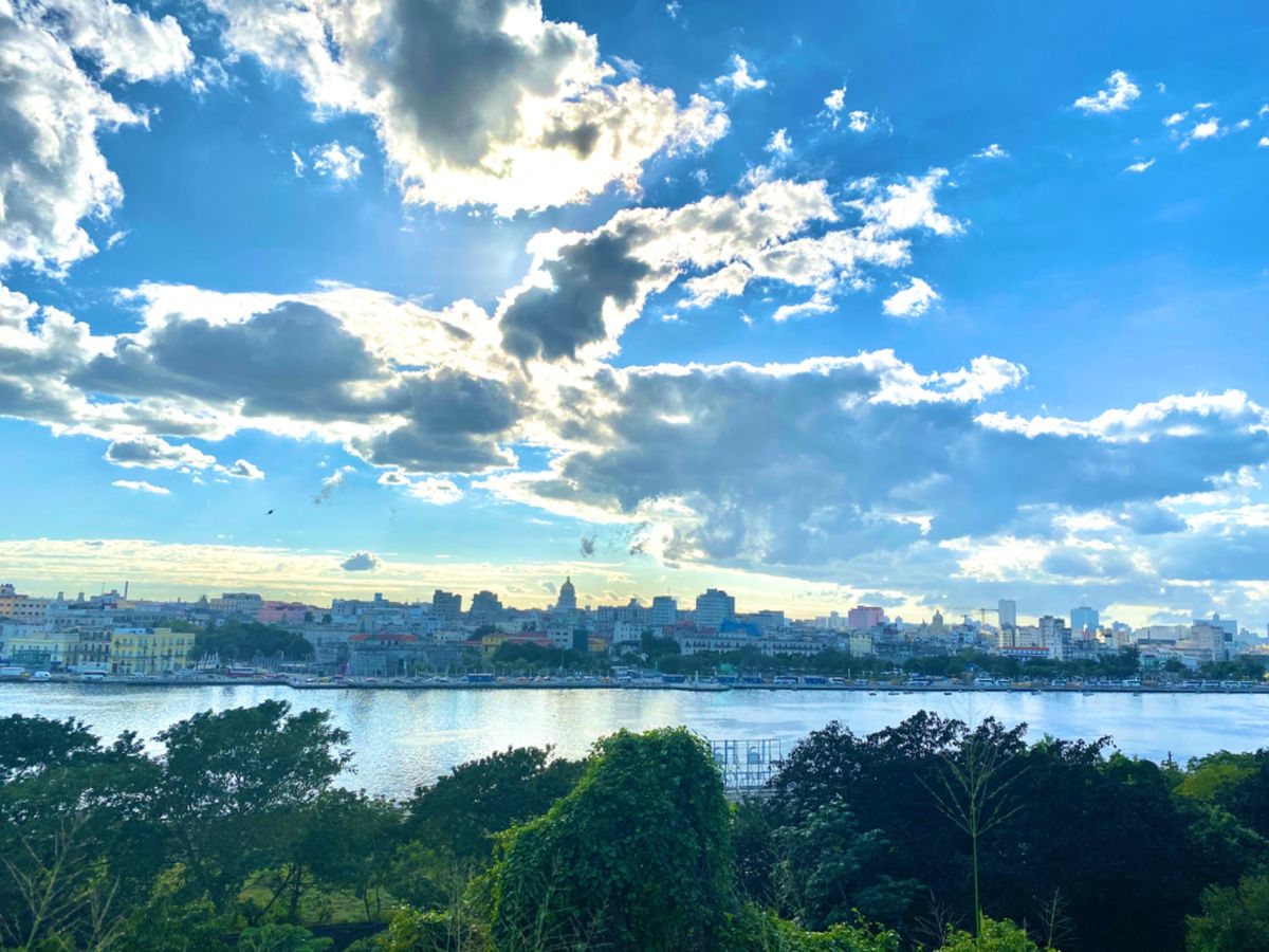 カサブランカ⛴の港について要塞に向かおうとするや否や地元のおっちゃんに捕ま...