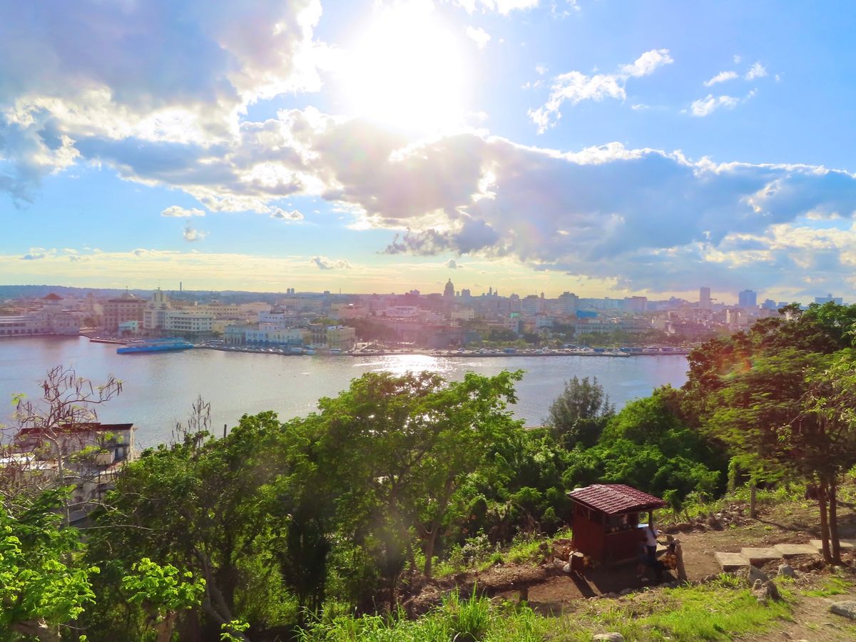 カサブランカ⛴の港について要塞に向かおうとするや否や地元のおっちゃんに捕ま...