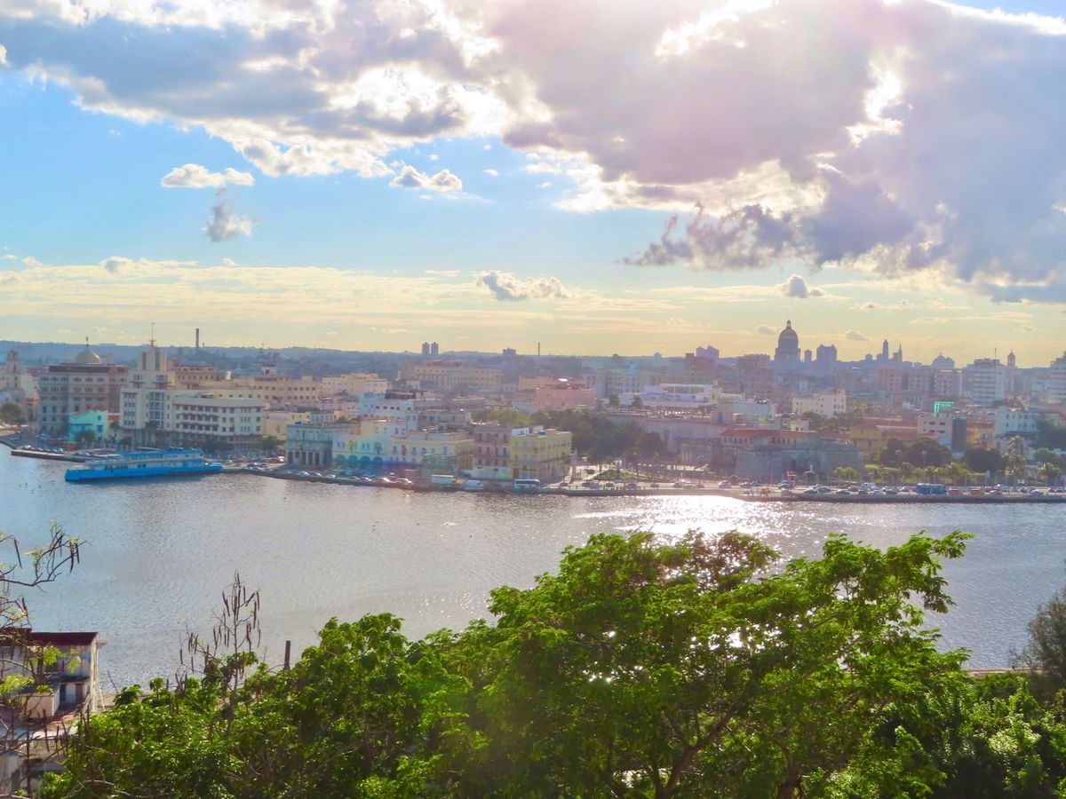 カサブランカ⛴の港について要塞に向かおうとするや否や地元のおっちゃんに捕ま...