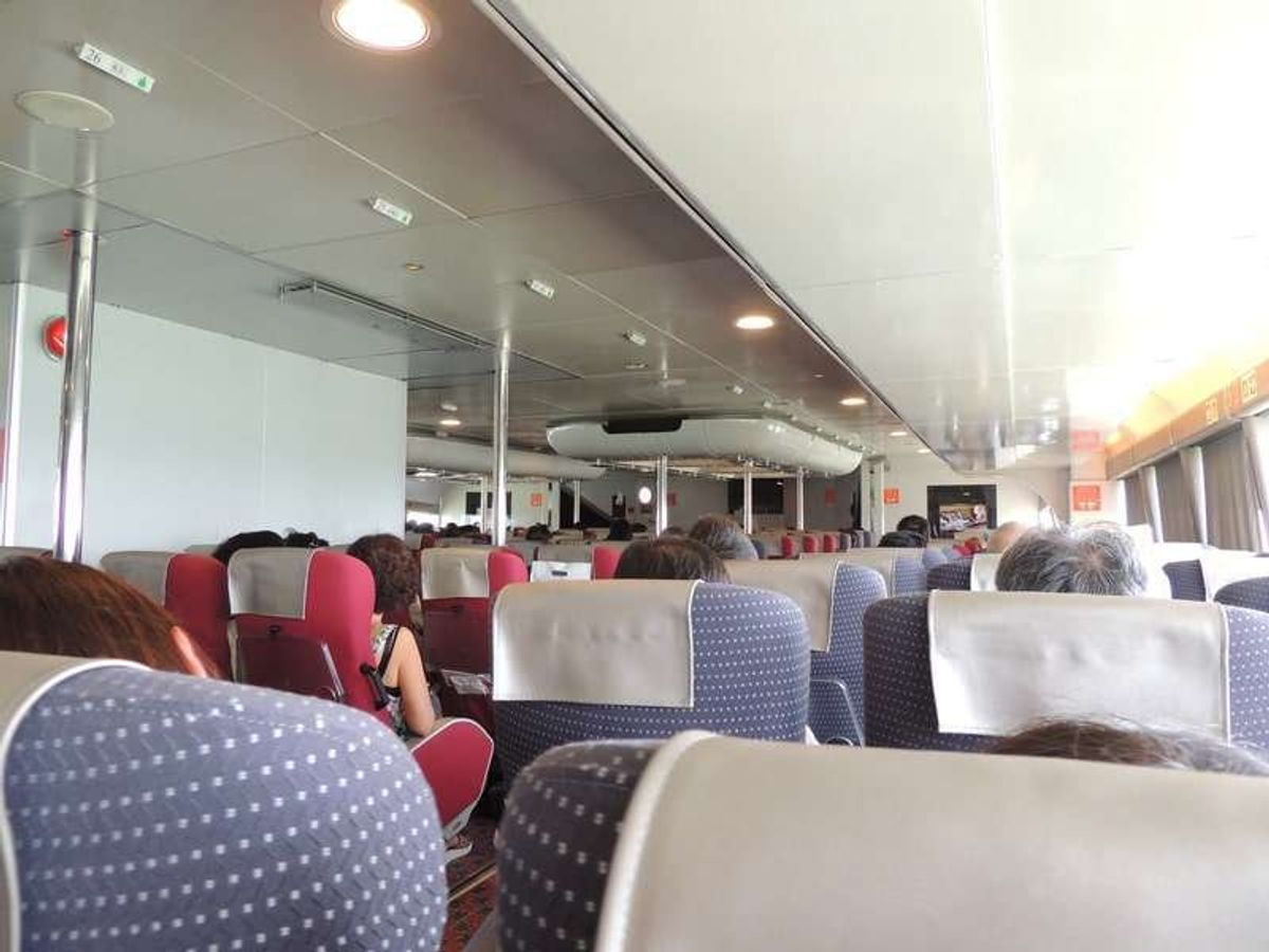 香港のマカオ行フェリーターミナル。
ディスカウント屋が居たので安く買った。...