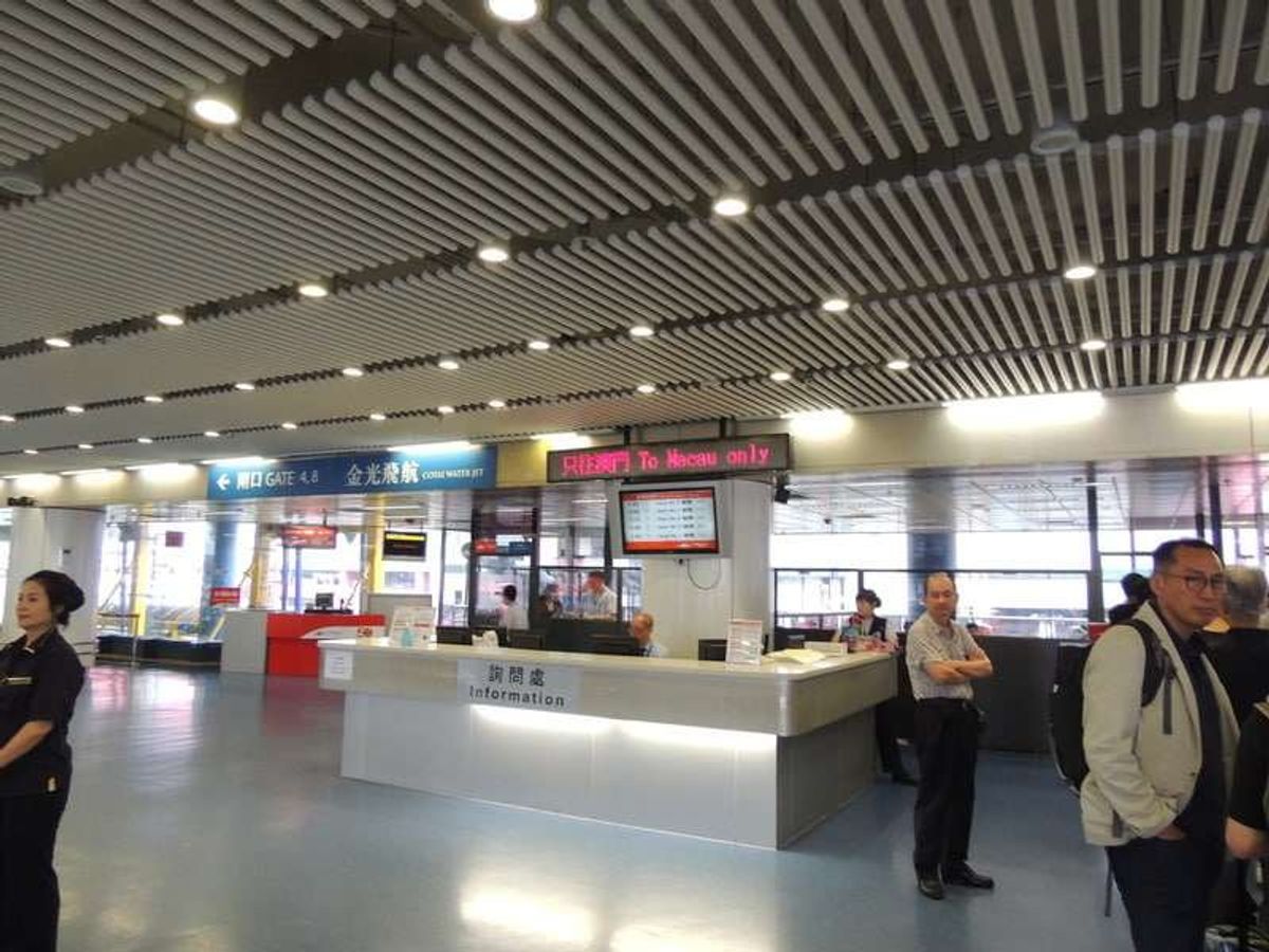 香港のマカオ行フェリーターミナル。
ディスカウント屋が居たので安く買った。...