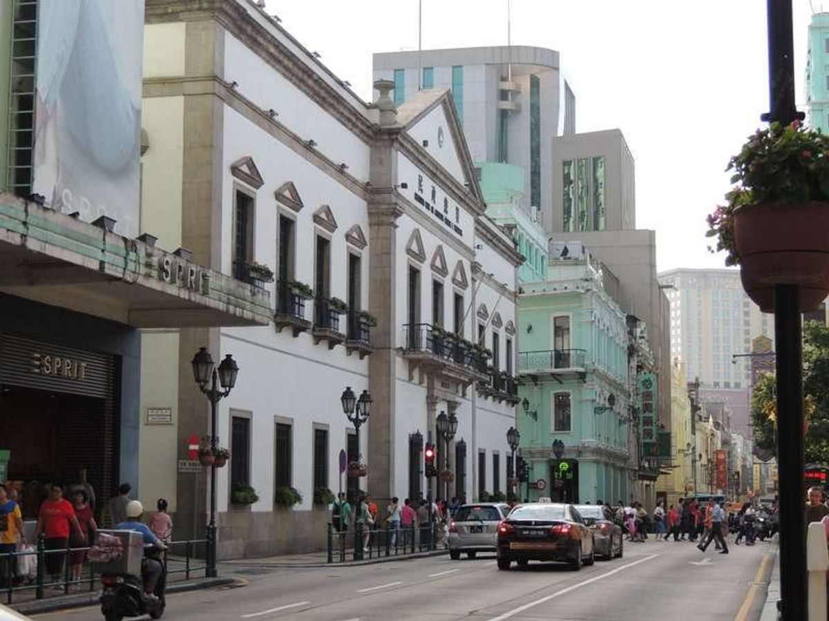 観光地のメインの広場前の通り。

