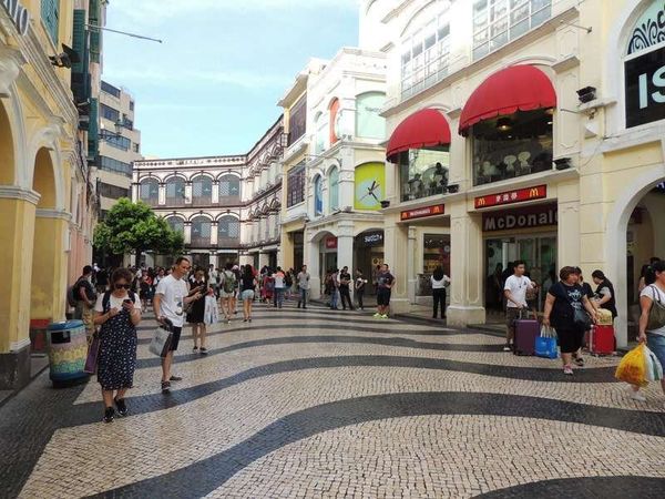 マカオ「2016年 香港よりマカオ日帰り」の写真：ポルトガル雰囲気満載のセナド広場