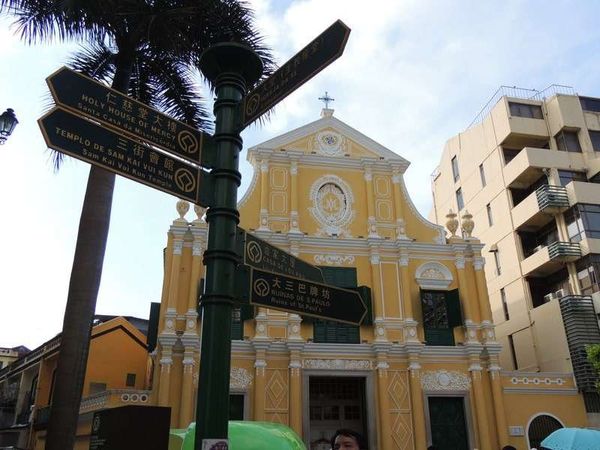 マカオ「2016年 香港よりマカオ日帰り」の写真：広場を先に行くと教会

