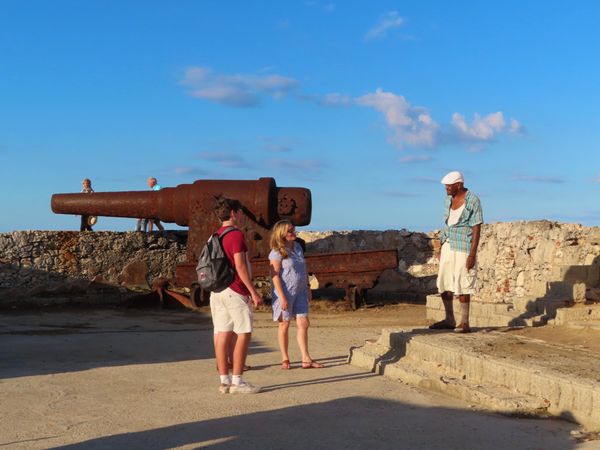 キューバ・ハバナ「1日弾丸ハバナ旅行」の写真：私が写真撮ってる間は他の観光客に絡みだす...