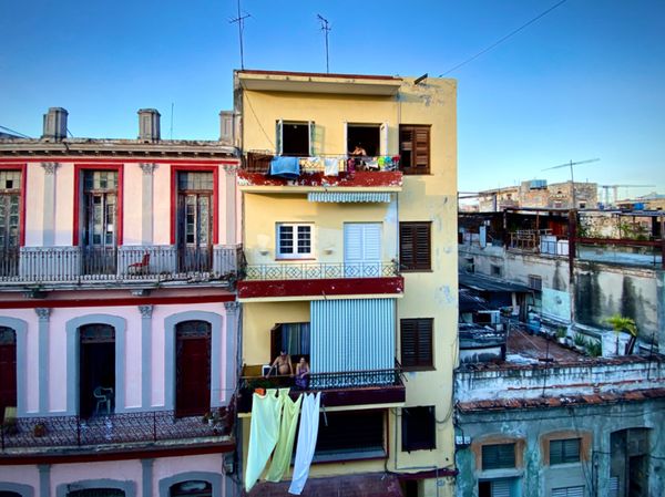 キューバ・ハバナ「1日弾丸ハバナ旅行」の写真：宿のテラスからの眺め🏢

キューバ人、下...