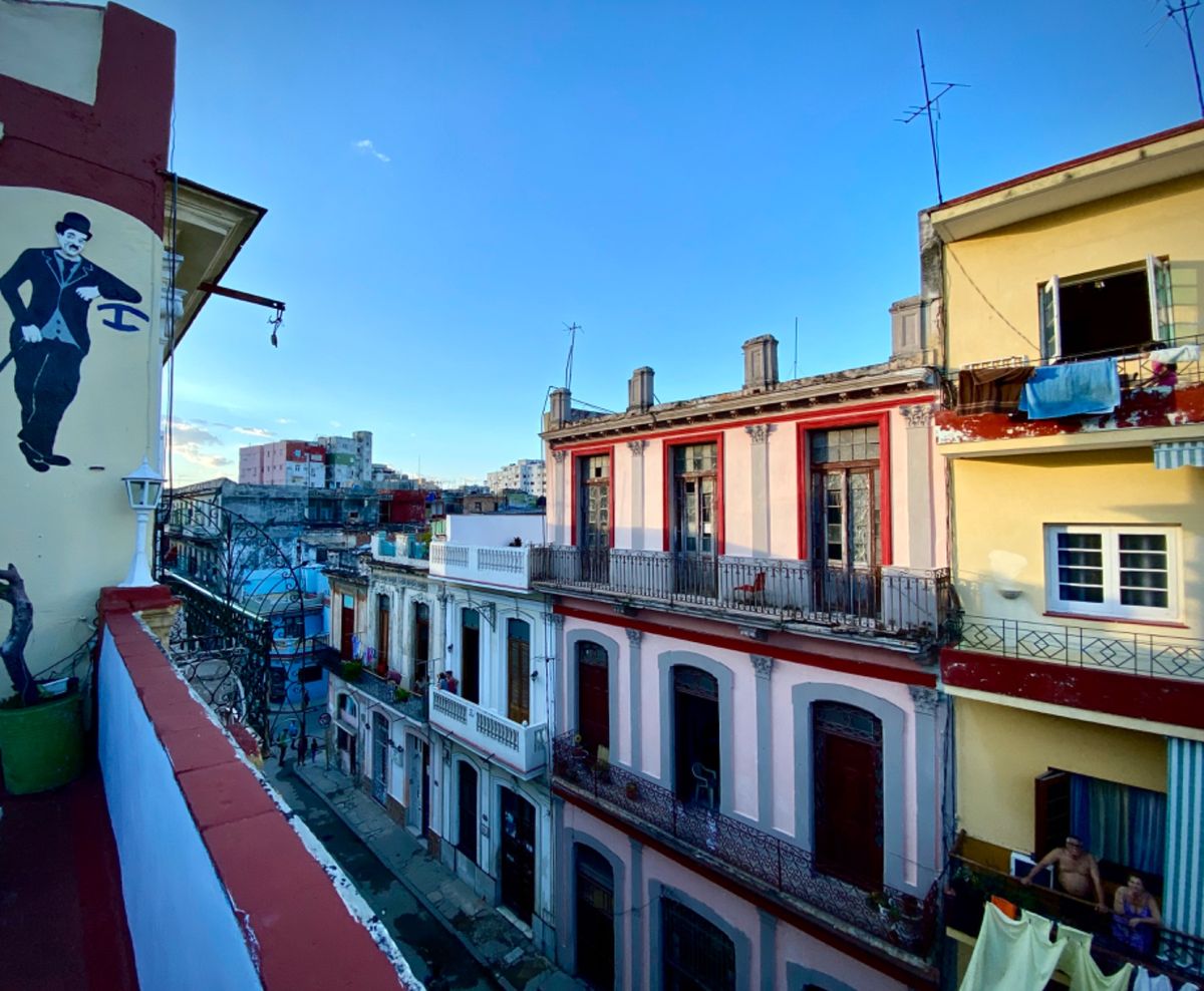 宿のテラスからの眺め🏢

キューバ人、下着姿でテラスでまったりしてる率高し...