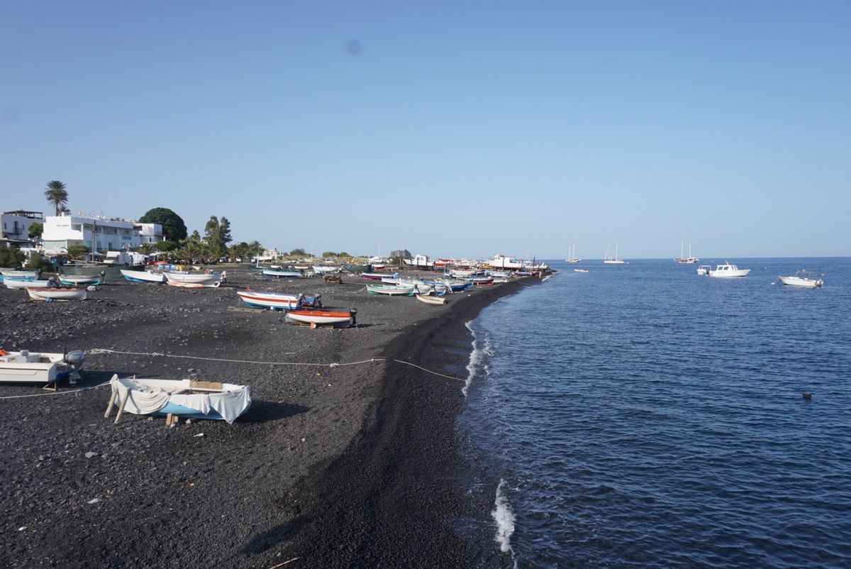 リパリ島からボルケーノ島、ストロンボリ島という活火山の島に行ってきました。...
