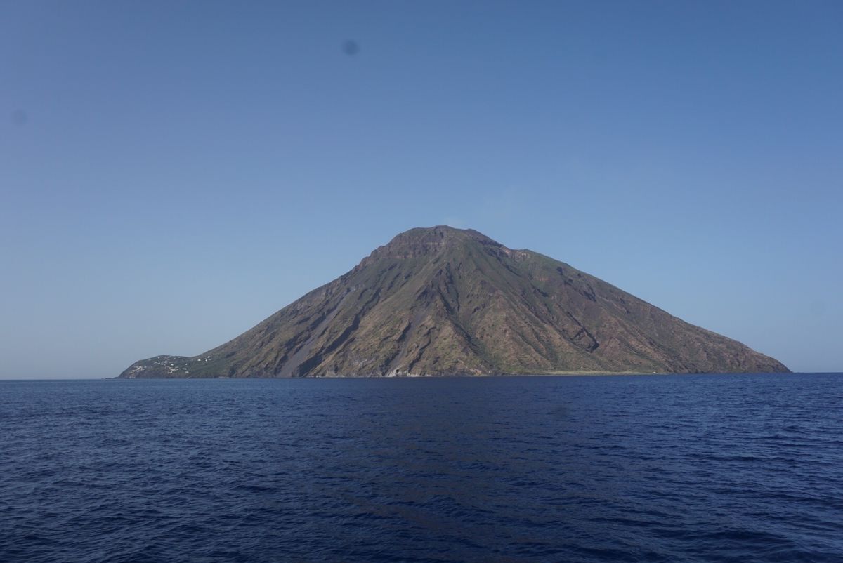 リパリ島からボルケーノ島、ストロンボリ島という活火山の島に行ってきました。...