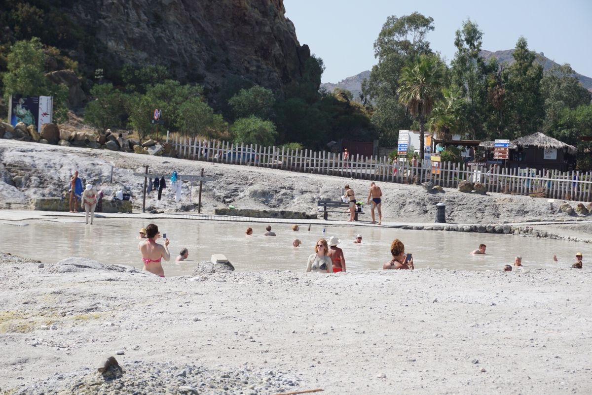 リパリ島は温泉の島でもあるのですが、アクアガルダという温泉が湧くビーチがあ...
