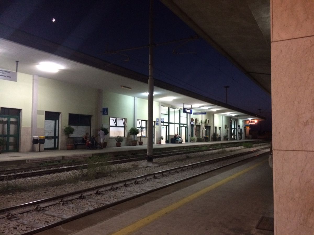 パレルモからミラノに戻るフライトが早朝4時くらいだったので、最終の船でリパ...