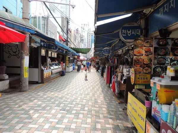 大韓民国 (韓国)・釜山「2016年 船で釜山」の写真：海産物がとても豊富な市場。奥に食堂あり。

