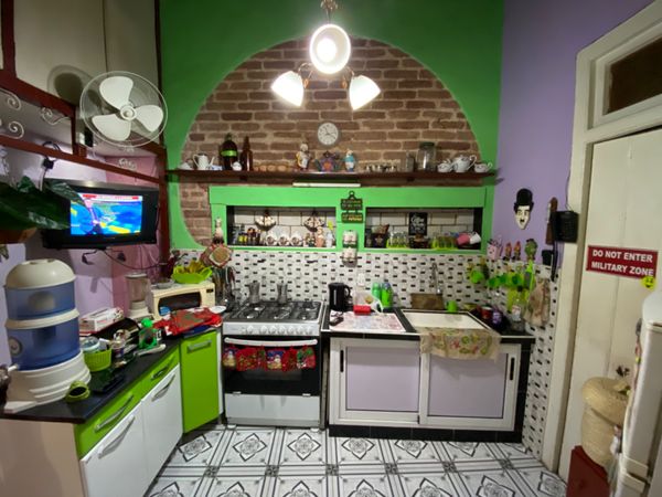 キューバ・ハバナ「1日弾丸ハバナ旅行」の写真：宿のキッチンとバルコニーでの朝食

ラテ...