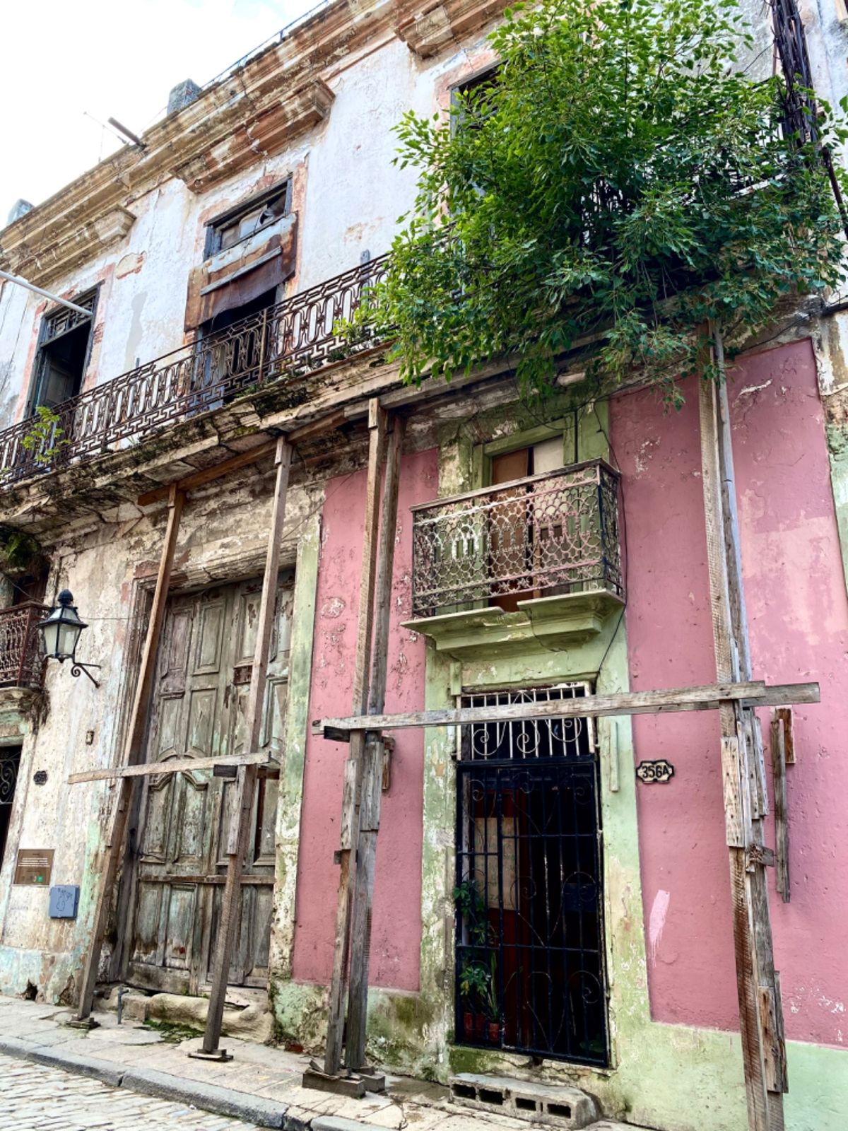 オールドハバナ、朝のお散歩🚶‍♀️  
この辺りは特に建物も古い

ところ...