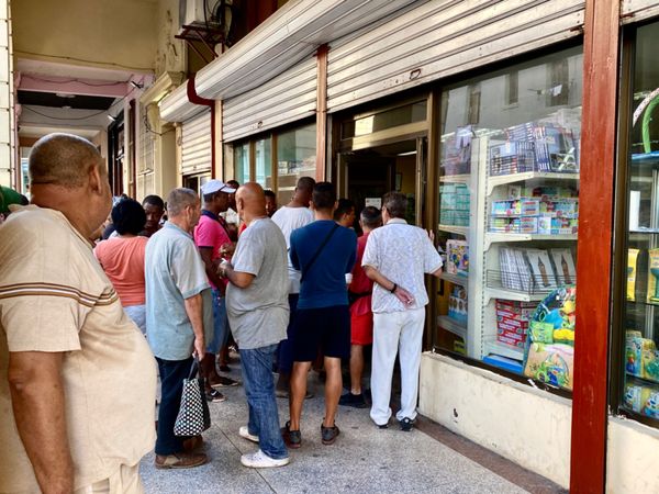 キューバ・ハバナ「1日弾丸ハバナ旅行」の写真：街のスーパーには謎の長蛇の列
スーパーの...