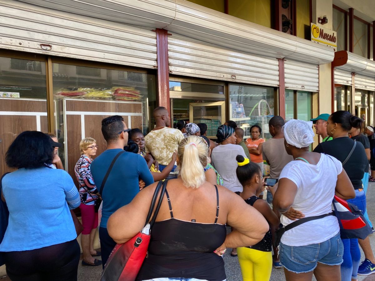 街のスーパーには謎の長蛇の列
スーパーの中に入れない訳じゃないし、
何の列...