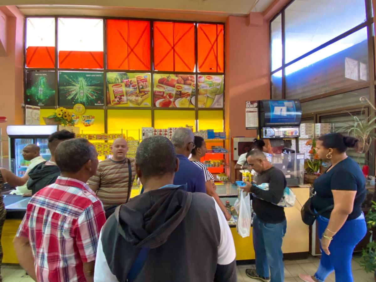 街のスーパーには謎の長蛇の列
スーパーの中に入れない訳じゃないし、
何の列...