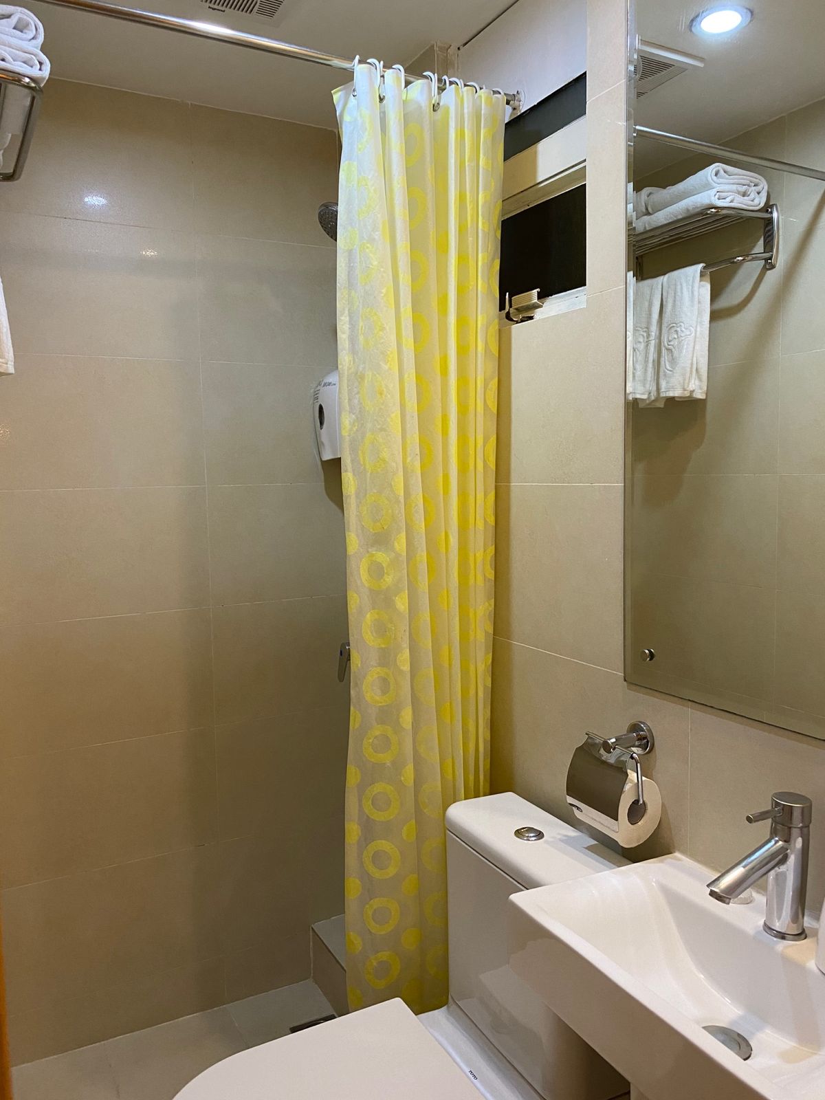 マカオ空港からオレロンドンホテルまでMOP107💰
深夜着だったけどスム...