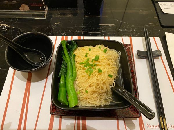 マカオ「初めての1人旅inマカオ🇲🇴」の写真：初日の食事🍽
雲呑麺🦐エッグタルト🐥ポー...
