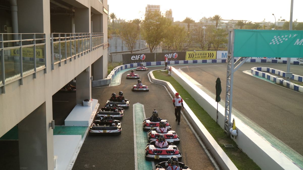 高雄に着いてからその足で、ミニ鈴鹿サーキットへ行きました。カートは初めてだ...