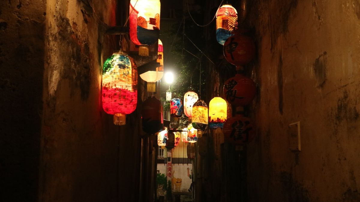 台南に移動して神農街を散策。提灯の光具合が絶妙で、綺麗な街並みでした。昼間...