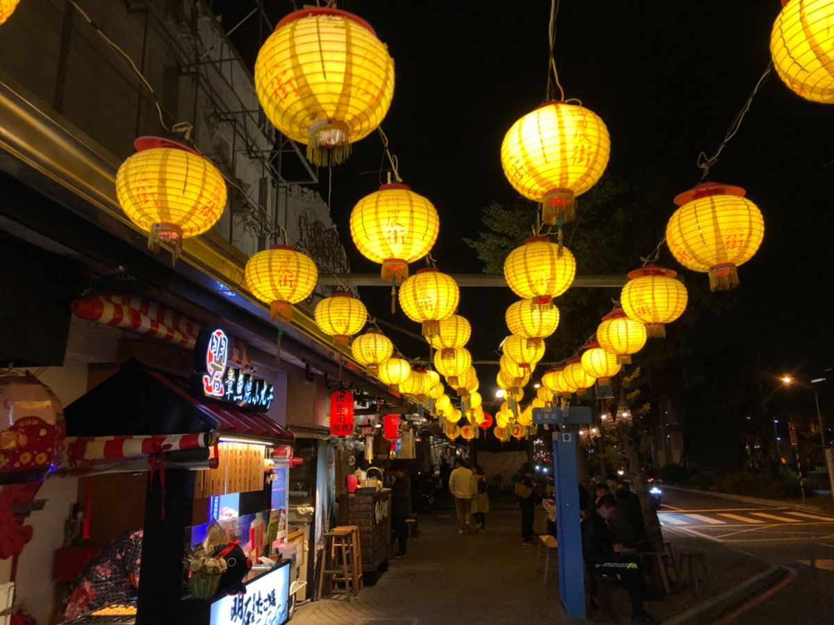 台南に移動して神農街を散策。提灯の光具合が絶妙で、綺麗な街並みでした。昼間...