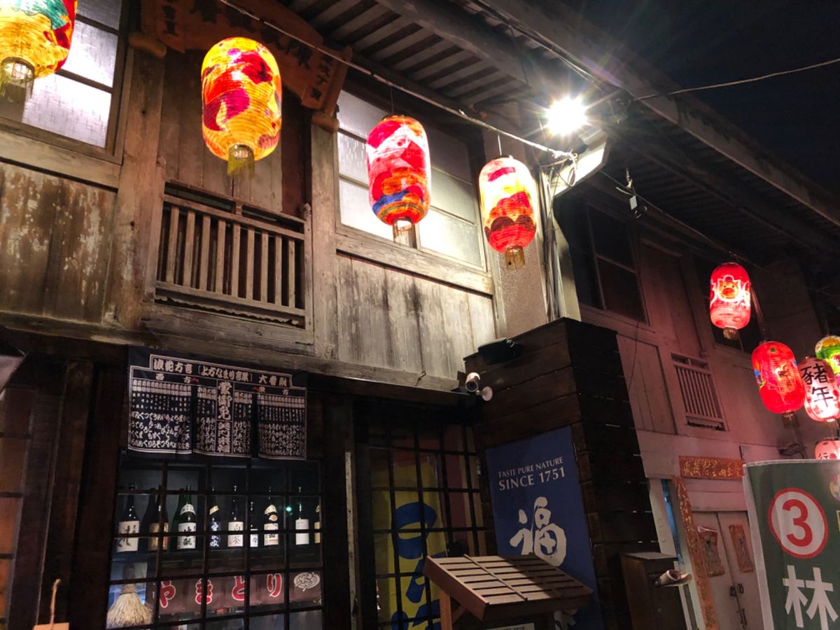 台南に移動して神農街を散策。提灯の光具合が絶妙で、綺麗な街並みでした。昼間...