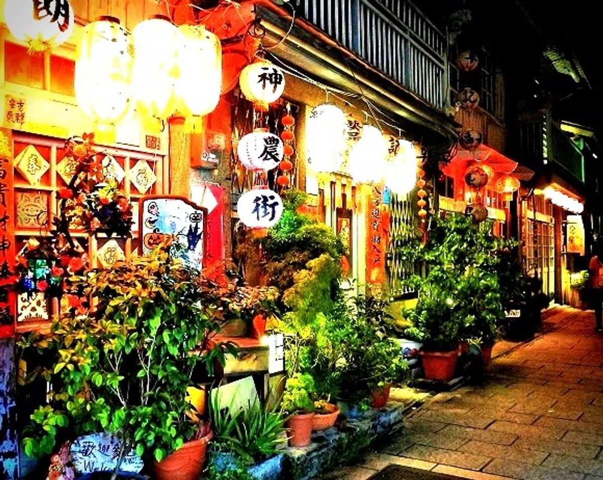 台南に移動して神農街を散策。提灯の光具合が絶妙で、綺麗な街並みでした。昼間...