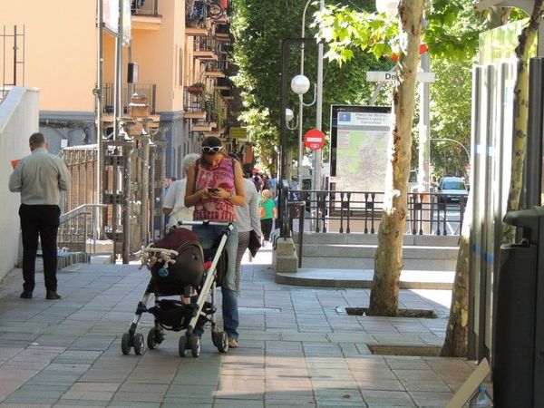 スペイン・マドリッド「2017年 マドリッド」の写真：地下鉄の入口にふと見かけた母子。特に珍し...