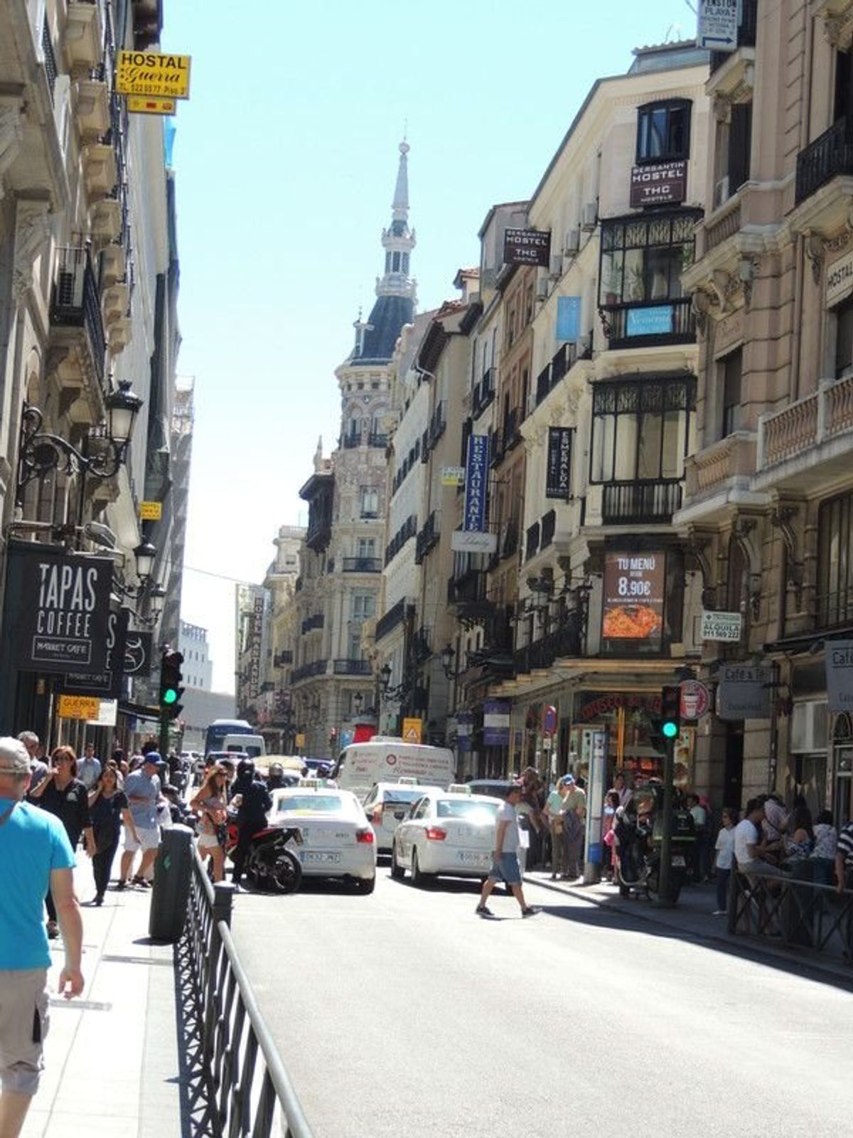 観光客ならだれでも訪れるマヨール広場。
この日も大盛況で、広場には着ぐる...