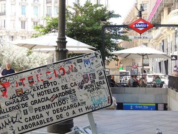 スペイン・マドリッド「2017年 マドリッド」の写真：カフェで振り返ると工事中の看板が傾いてい...