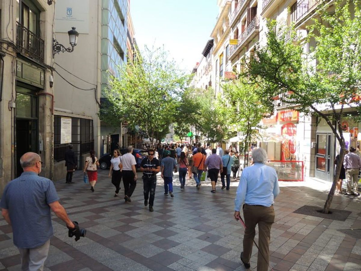 カフェで振り返ると工事中の看板が傾いていた。外国ではよくあるが日本ではすぐ...