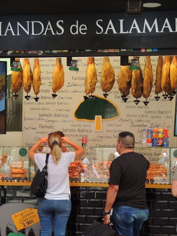 スペイン・マドリッド「2017年 マドリッド」の写真：イベリコ豚屋。街にはこんな店がたくさんあ...