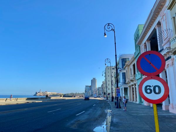 キューバ・ハバナ「1日弾丸ハバナ旅行」の写真：サンセットを見損ねたマレコン海岸へ

こ...