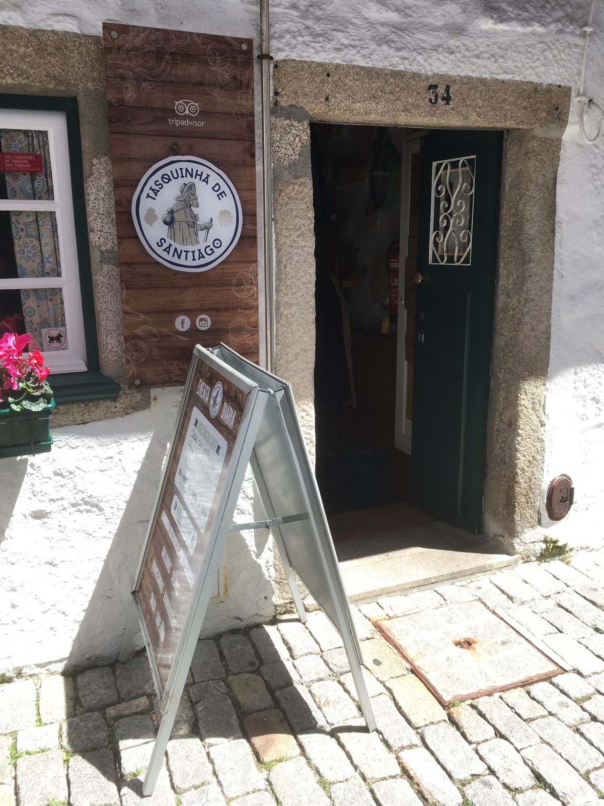 ビアナドカステロのTasquinha de Santiagoで昼食。予想を...