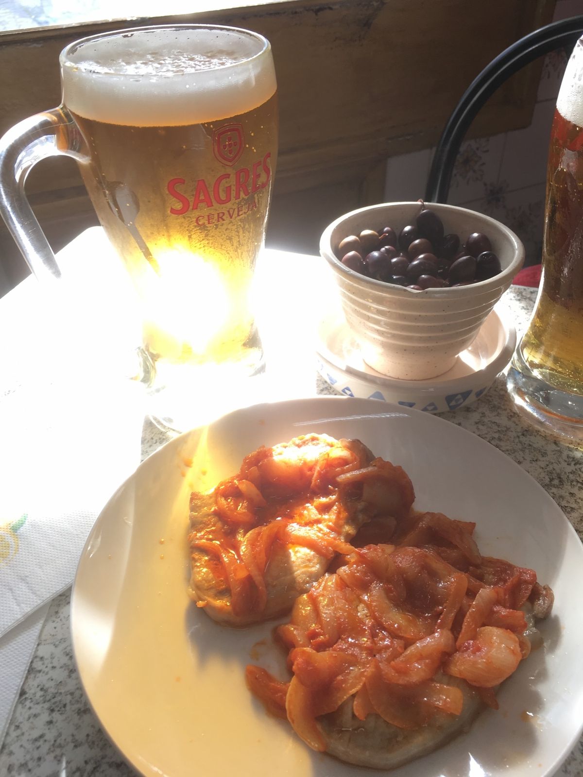 こちらもビアナドカステロのcafe mucaba。朝からビールが飲めて、お...