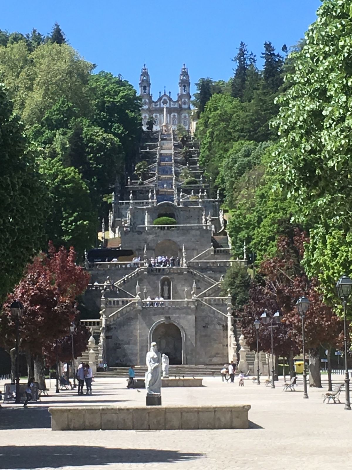 ラメーゴ、教会とお城からの眺めなど。森でランチしました。
