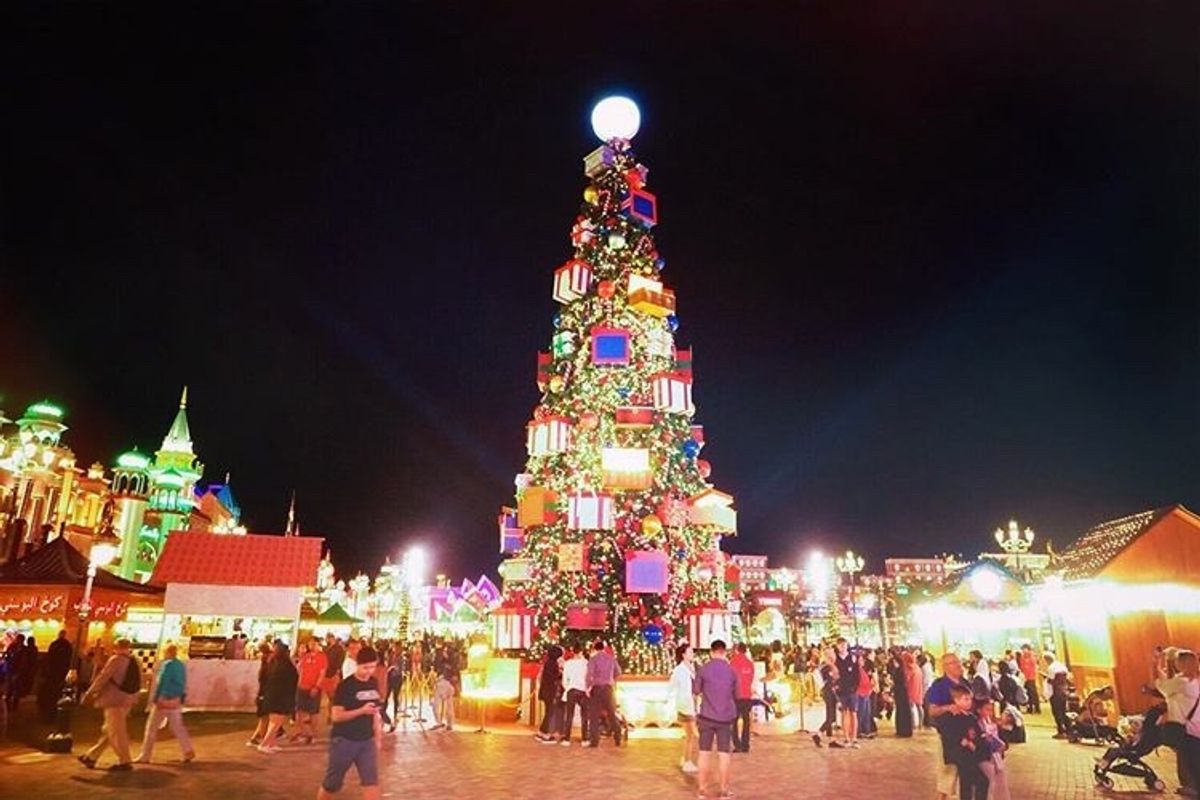 冬季限定のドバイグローバルビレッジにあるクリスマスツリー🐶✨