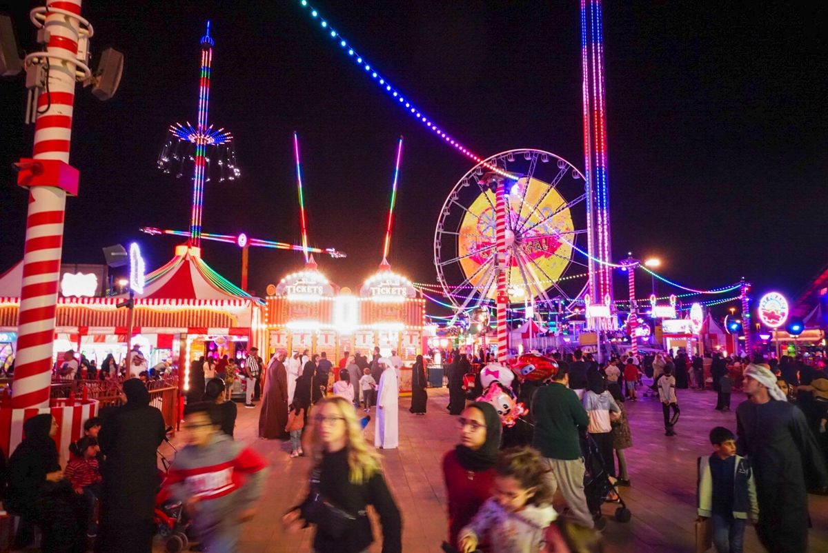 冬季限定のドバイグローバルビレッジにあるクリスマスツリー🐶✨