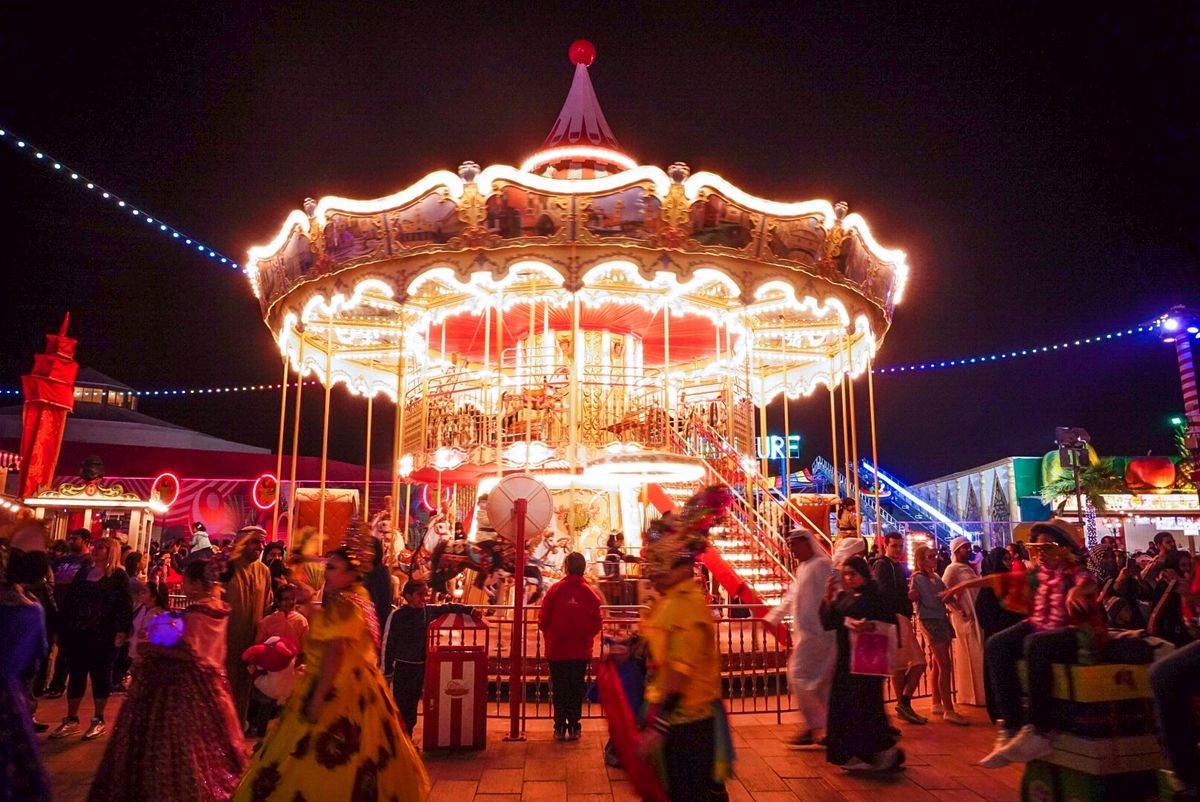 冬季限定のドバイグローバルビレッジにあるクリスマスツリー🐶✨