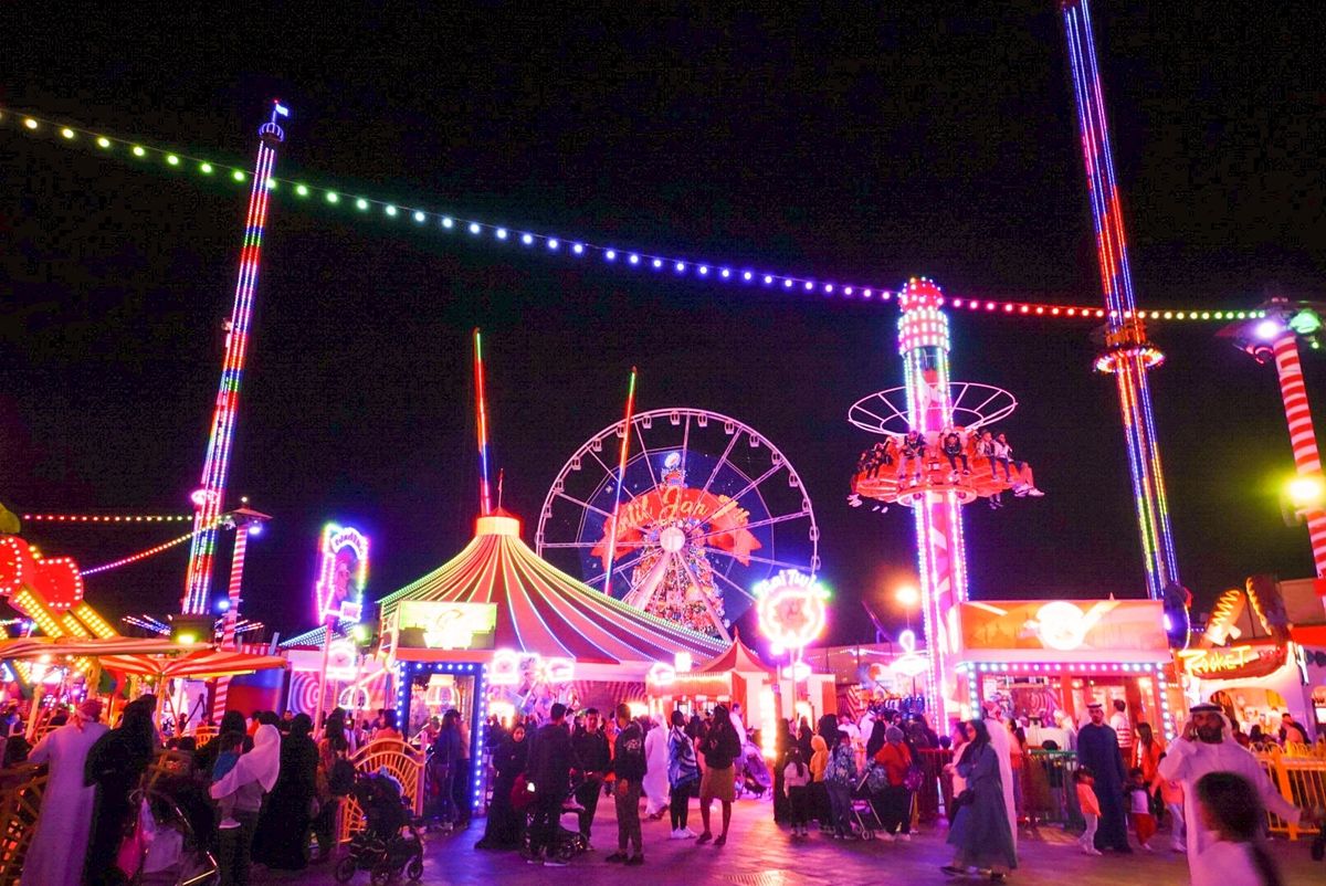 冬季限定のドバイグローバルビレッジにあるクリスマスツリー🐶✨