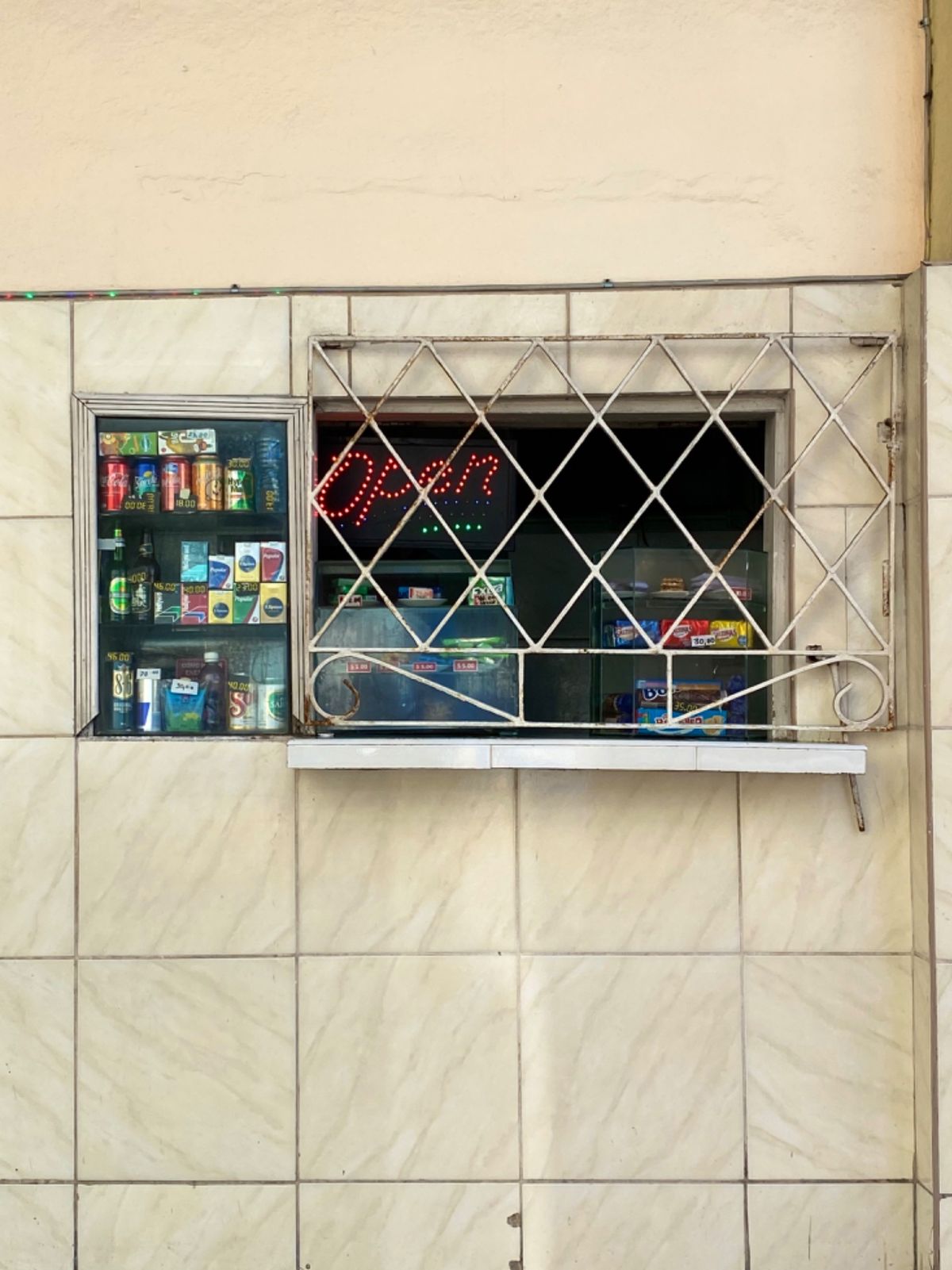 ハバナのお店やレストランには
割とゴツめの鉄格子がついてる建物が結構あるけ...