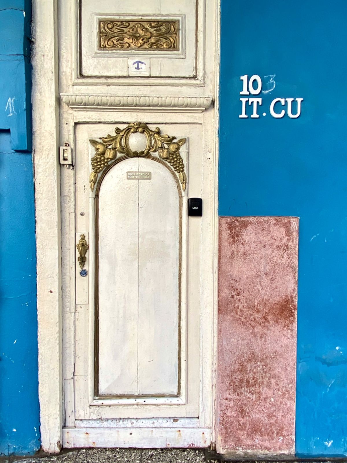 ハバナのお店やレストランには
割とゴツめの鉄格子がついてる建物が結構あるけ...