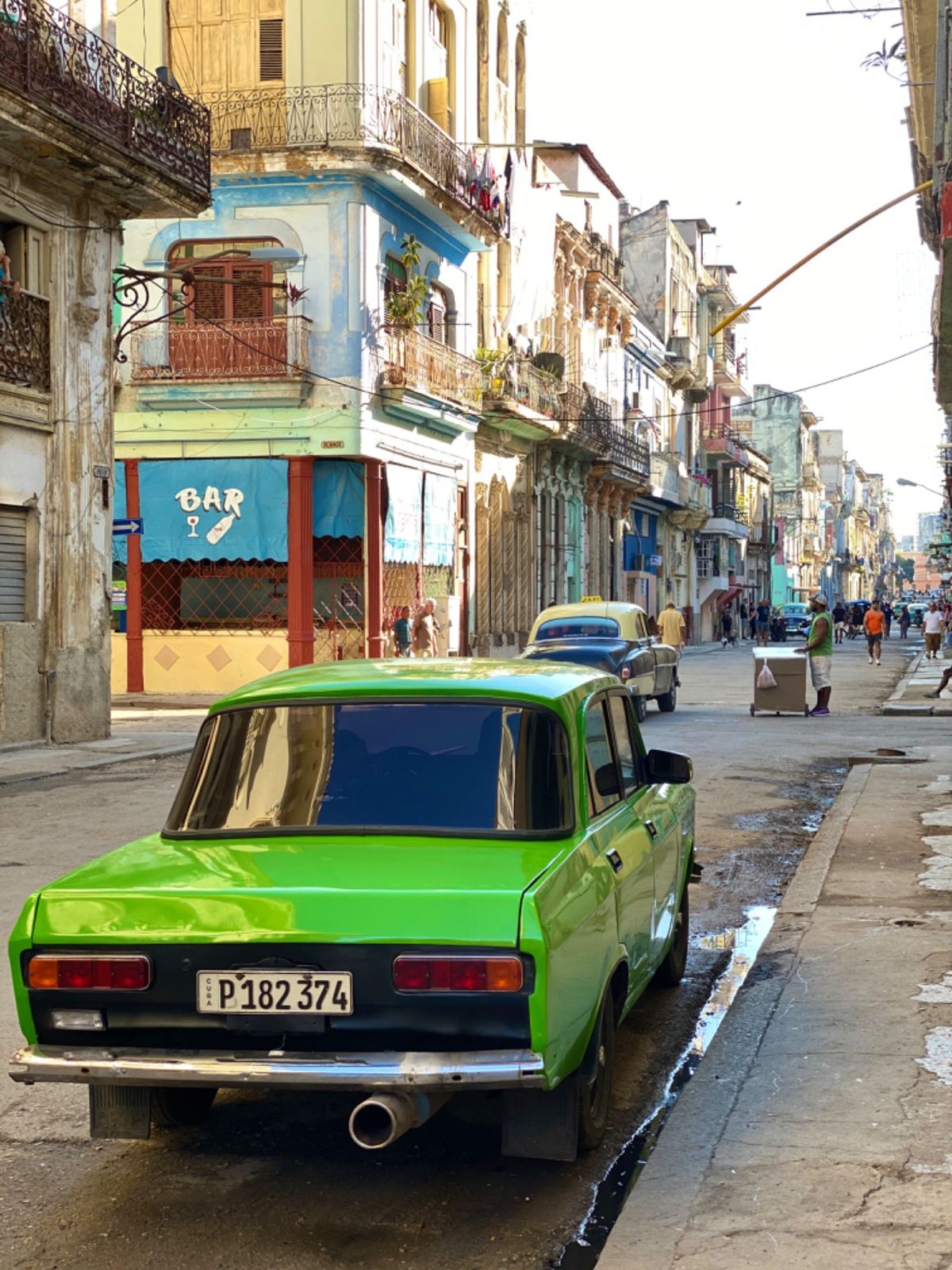 ハバナのお店やレストランには
割とゴツめの鉄格子がついてる建物が結構あるけ...