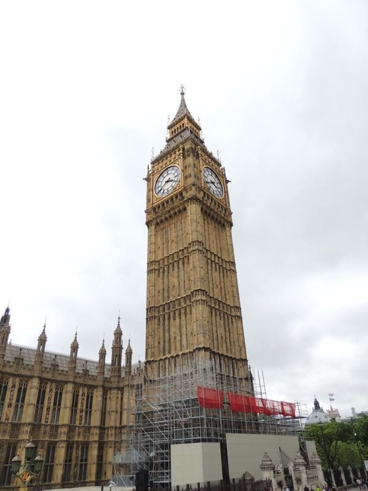 今まで見た写真通りのビッグベンは本物の感動も感じつつ、どこか冷めた目で見て...