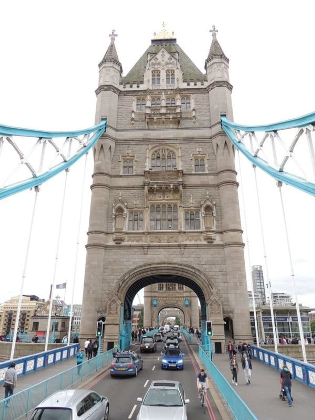 ロンドン橋をバスで渡る。近すぎるとよくわからないことがある。普通に通過して...