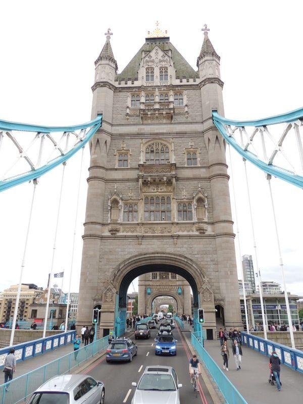 イギリス(英国)・ロンドン「2017年 楽しいロンドン　愉快なロンドン　ロンドン　ロンドン」の写真：ロンドン橋をバスで渡る。近すぎるとよくわ...