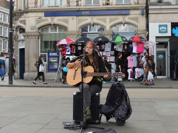 イギリス(英国)・ロンドン「2017年 楽しいロンドン　愉快なロンドン　ロンドン　ロンドン」の写真：昔少しギターをかじってて、日本でもストリ...