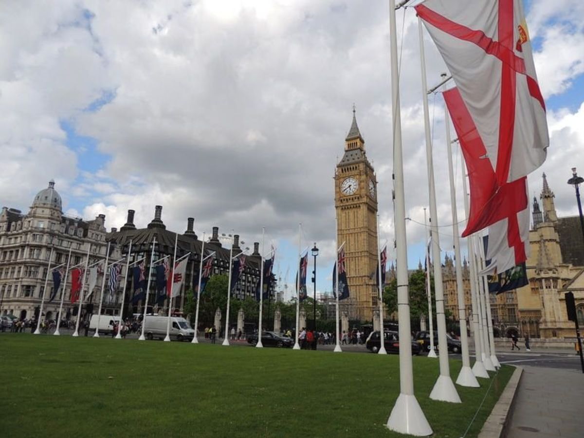 この角度で映っている光景を見たことがないので驚いた。
英国領土の旗が並んでいた。